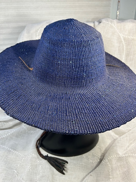Straw summer hat with leather ties - Picture 3 of 9